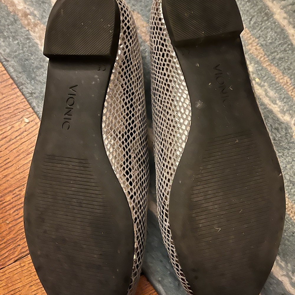 Vionic 8.5 Gem Caballo gunmetal snake shoes w/box. Excellent condition.